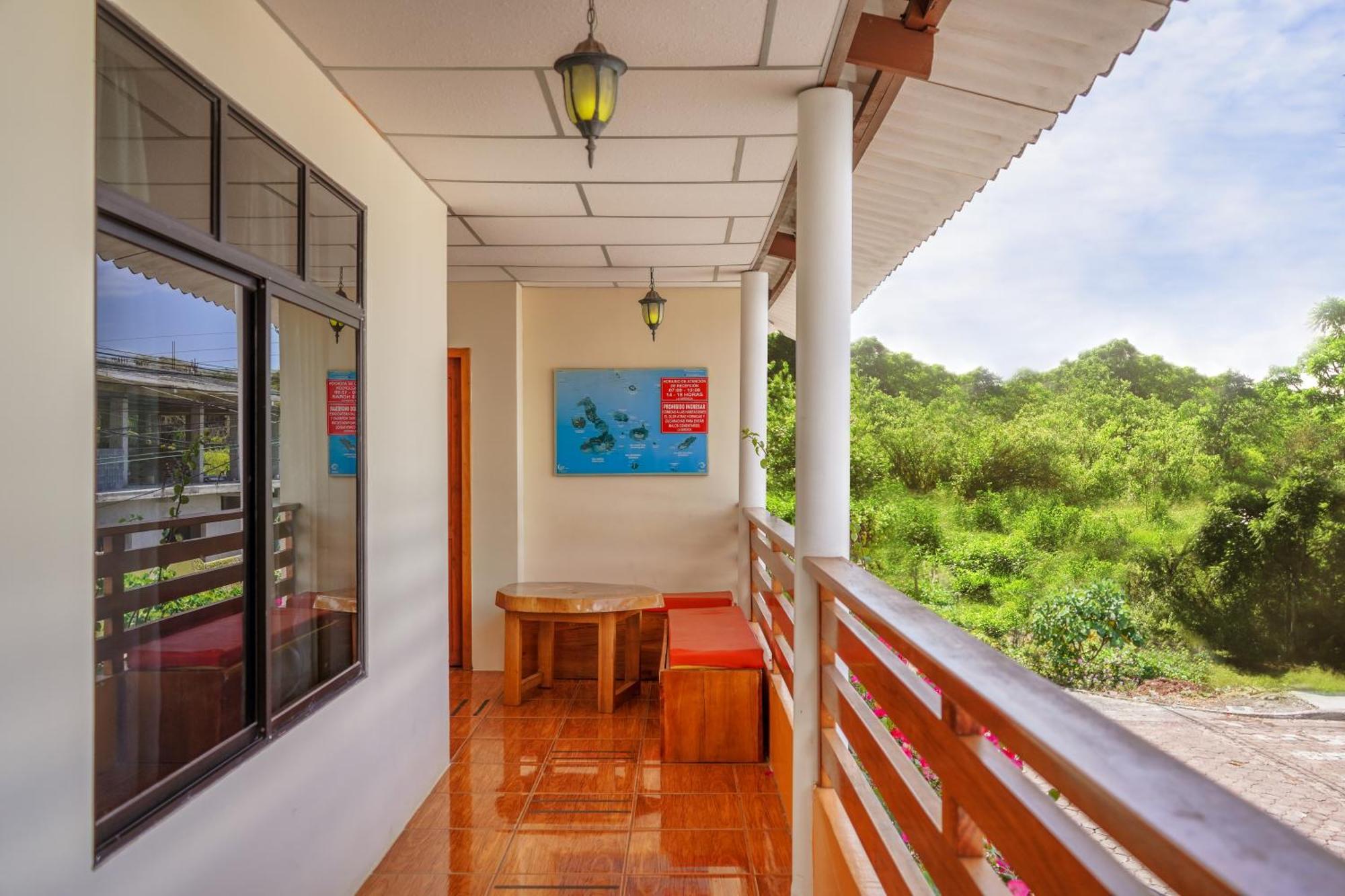 Hospedaje Germania Puerto Ayora  Exterior photo