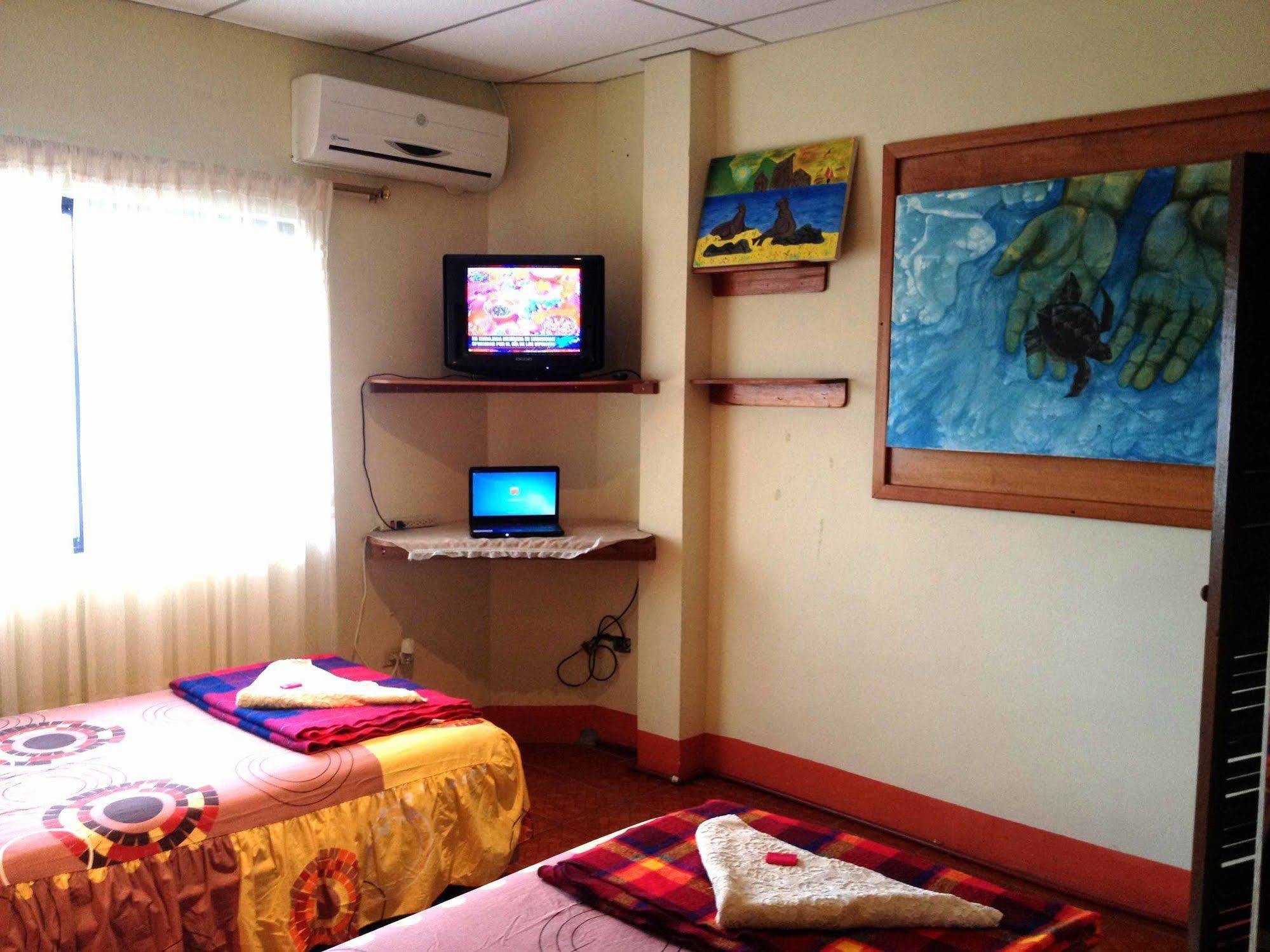 Hospedaje Germania Puerto Ayora  Exterior photo